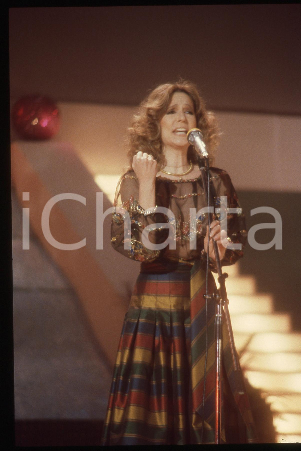 35mm vintage slide* 1985ca SPETTACOLO Loretta GOGGI Ritratto dell'artista (89)  Diapositiva d'epoca, in formato 35 mm CONDIZIONI: GOODE' severamente vietata la riproduzione. Tutti i diritti sono riservati. ICharta mette in vendita, sul negozio eBay e in esclusiva sul sito "icharta" il proprio archivio composto da numerose diapositive e negativi fotografici d'epoca, tutti originali e autentici, che attraversano la storia del costume italiano tra gli la fine degli anni Sessanta e Novanta.Si tratta di uno sguardo inedito sull'attualit&agrave;, la politica, la vita quotidiana, il gossip e la cultura, che fotografa il cambiamento della nazione in quest'ultimo scorcio del XX secolo. Un'occasione unica per il mercato del collezionismo, che vede finalmente disponibile un archivio eccezionale per vastit&agrave;, tematiche e condizioni, in un settore (il negativo fotografico e la diapositiva) di assoluta novit&agrave; e dalle interessanti prospettive di investimento.  originale e autentica 1