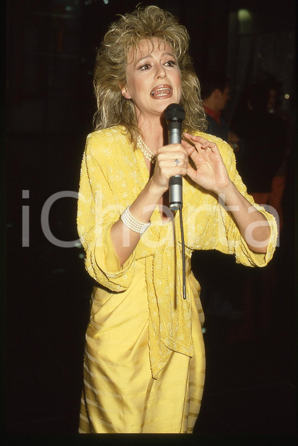 35mm vintage slide* 1985ca SPETTACOLO Loretta GOGGI Ritratto dell'artista (91)  Diapositiva d'epoca, in formato 35 mm CONDIZIONI: GOODE' severamente vietata la riproduzione. Tutti i diritti sono riservati. ICharta mette in vendita, sul negozio eBay e in esclusiva sul sito "icharta" il proprio archivio composto da numerose diapositive e negativi fotografici d'epoca, tutti originali e autentici, che attraversano la storia del costume italiano tra gli la fine degli anni Sessanta e Novanta.Si tratta di uno sguardo inedito sull'attualit&agrave;, la politica, la vita quotidiana, il gossip e la cultura, che fotografa il cambiamento della nazione in quest'ultimo scorcio del XX secolo. Un'occasione unica per il mercato del collezionismo, che vede finalmente disponibile un archivio eccezionale per vastit&agrave;, tematiche e condizioni, in un settore (il negativo fotografico e la diapositiva) di assoluta novit&agrave; e dalle interessanti prospettive di investimento.  originale e autentica 1