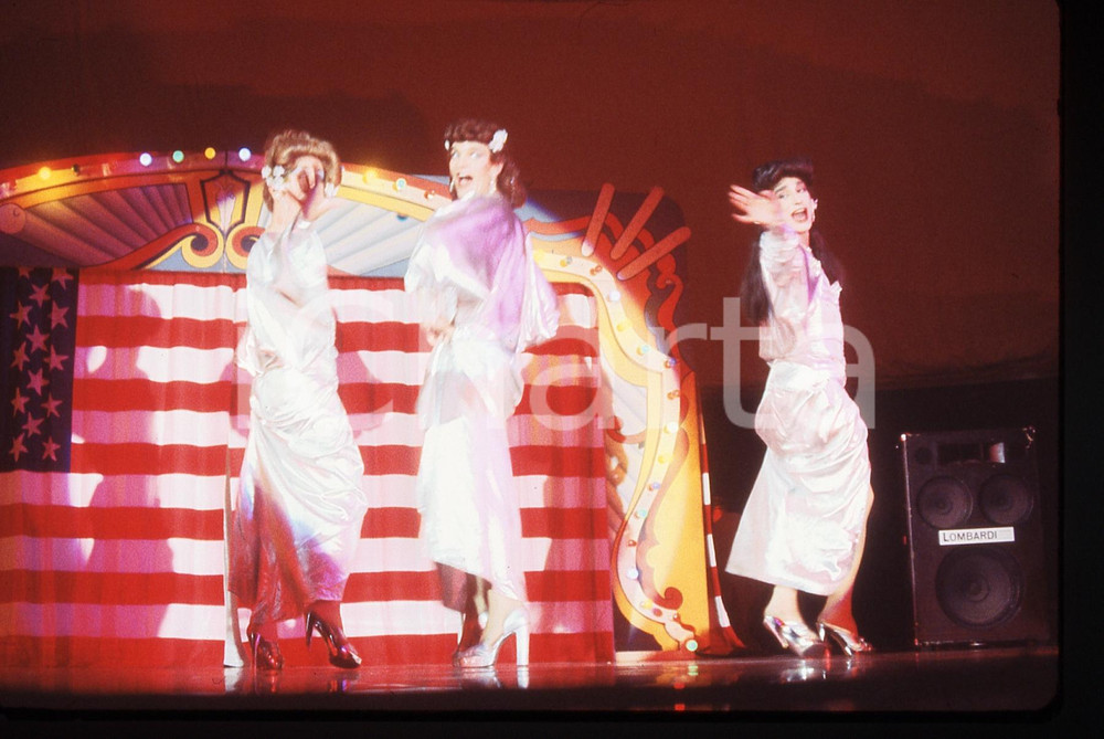 35mm vintage slide* 1978 RAI 2 SORELLE BANDIERA esibizione a L'ALTRA DOMENICA 2  Diapositiva d'epoca, in formato 35 mm CONDIZIONI: GOODE' severamente vietata la riproduzione. Tutti i diritti sono riservati. ICharta mette in vendita, sul negozio eBay e in esclusiva sul sito "icharta" il proprio archivio composto da numerose diapositive e negativi fotografici d'epoca, tutti originali e autentici, che attraversano la storia del costume italiano tra gli la fine degli anni Sessanta e Novanta.Si tratta di uno sguardo inedito sull'attualit&agrave;, la politica, la vita quotidiana, il gossip e la cultura, che fotografa il cambiamento della nazione in quest'ultimo scorcio del XX secolo. Un'occasione unica per il mercato del collezionismo, che vede finalmente disponibile un archivio eccezionale per vastit&agrave;, tematiche e condizioni, in un settore (il negativo fotografico e la diapositiva) di assoluta novit&agrave; e dalle interessanti prospettive di investimento.  originale e autentica 1