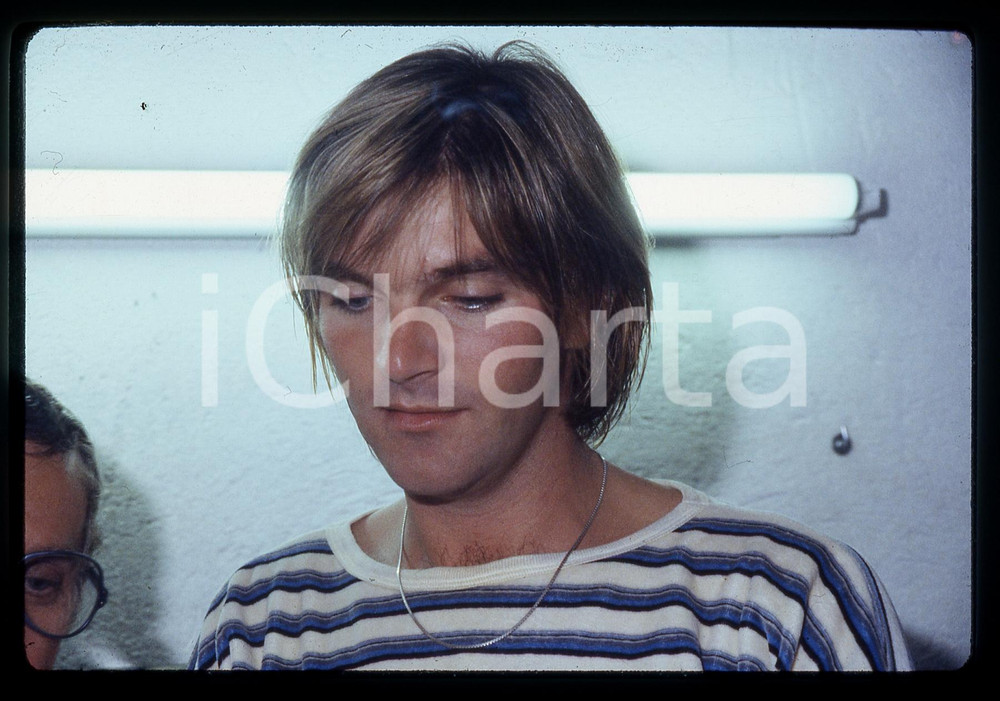 35mm vintage slide* 1978 SPETTACOLO Neil HANSEN delle SORELLE BANDIERA  Diapositiva d'epoca, in formato 35 mm CONDIZIONI: GOODE' severamente vietata la riproduzione. Tutti i diritti sono riservati. ICharta mette in vendita, sul negozio eBay e in esclusiva sul sito "icharta" il proprio archivio composto da numerose diapositive e negativi fotografici d'epoca, tutti originali e autentici, che attraversano la storia del costume italiano tra gli la fine degli anni Sessanta e Novanta.Si tratta di uno sguardo inedito sull'attualit&agrave;, la politica, la vita quotidiana, il gossip e la cultura, che fotografa il cambiamento della nazione in quest'ultimo scorcio del XX secolo. Un'occasione unica per il mercato del collezionismo, che vede finalmente disponibile un archivio eccezionale per vastit&agrave;, tematiche e condizioni, in un settore (il negativo fotografico e la diapositiva) di assoluta novit&agrave; e dalle interessanti prospettive di investimento.  originale e autentica 1