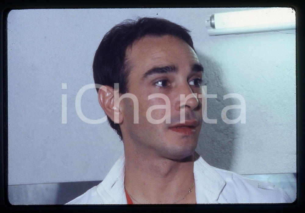 35mm vintage slide* 1978 SPETTACOLO Mauro BRONCHI delle SORELLE BANDIERA  Diapositiva d'epoca, in formato 35 mm CONDIZIONI: GOODE' severamente vietata la riproduzione. Tutti i diritti sono riservati. ICharta mette in vendita, sul negozio eBay e in esclusiva sul sito "icharta" il proprio archivio composto da numerose diapositive e negativi fotografici d'epoca, tutti originali e autentici, che attraversano la storia del costume italiano tra gli la fine degli anni Sessanta e Novanta.Si tratta di uno sguardo inedito sull'attualit&agrave;, la politica, la vita quotidiana, il gossip e la cultura, che fotografa il cambiamento della nazione in quest'ultimo scorcio del XX secolo. Un'occasione unica per il mercato del collezionismo, che vede finalmente disponibile un archivio eccezionale per vastit&agrave;, tematiche e condizioni, in un settore (il negativo fotografico e la diapositiva) di assoluta novit&agrave; e dalle interessanti prospettive di investimento.  originale e autentica 1