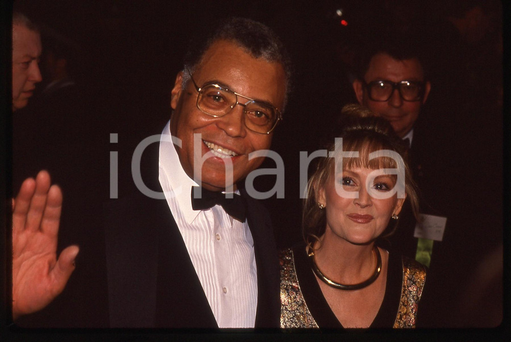 35mm vintage slide* 1991 BEVERLY HILLS James Earl JONES con Cecilia HART (2)  La diapositiva &egrave; stata scattata durante la cerimonia della consegna dei Golden GlobeDiapositiva d'epoca, in formato 35 mm CONDIZIONI: GOODE' severamente vietata la riproduzione. Tutti i diritti sono riservati. ICharta mette in vendita, sul negozio eBay e in esclusiva sul sito "icharta" il proprio archivio composto da numerose diapositive e negativi fotografici d'epoca, tutti originali e autentici, che attraversano la storia del costume italiano tra gli la fine degli anni Sessanta e Novanta.Si tratta di uno sguardo inedito sull'attualit&agrave;, la politica, la vita quotidiana, il gossip e la cultura, che fotografa il cambiamento della nazione in quest'ultimo scorcio del XX secolo. Un'occasione unica per il mercato del collezionismo, che vede finalmente disponibile un archivio eccezionale per vastit&agrave;, tematiche e condizioni, in un settore (il negativo fotografico e la diapositiva) di assoluta novit&agrave; e dalle interessanti prospettive di investimento.  originale e autentica 1