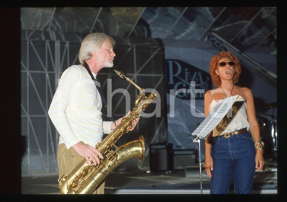 Fotografia d epoca originale 35mm vintage slide 1983 RIVA DEL GARDA Gerry MULLIGAN con Ornella VANONI 11 1