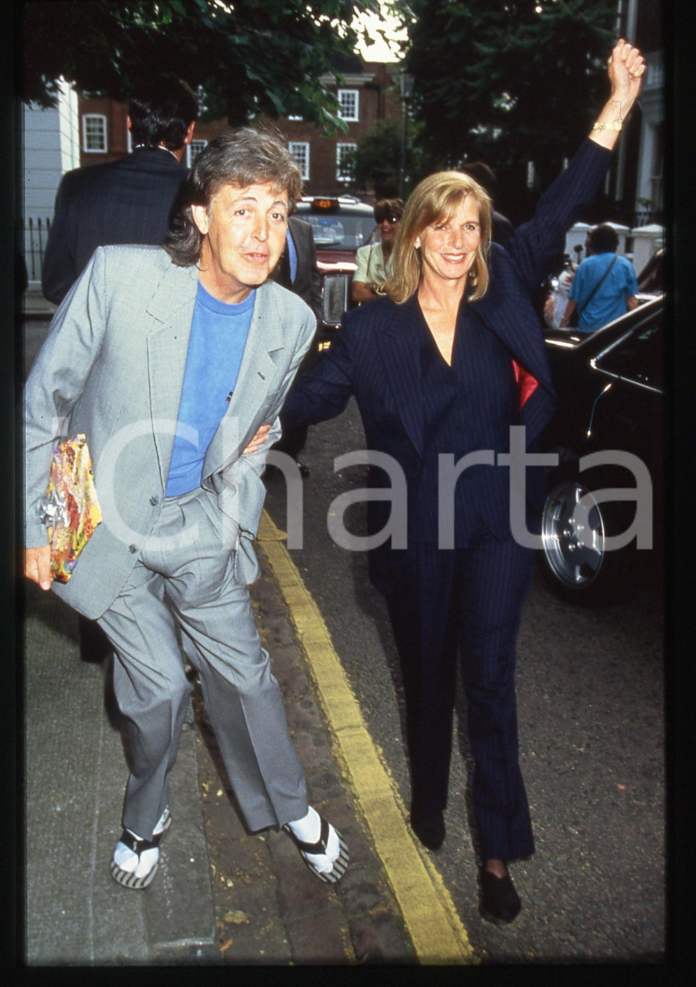 35mm vintage slide* 1990ca LONDON Linda e Paul MCCARTNEY salutano i fan (1)