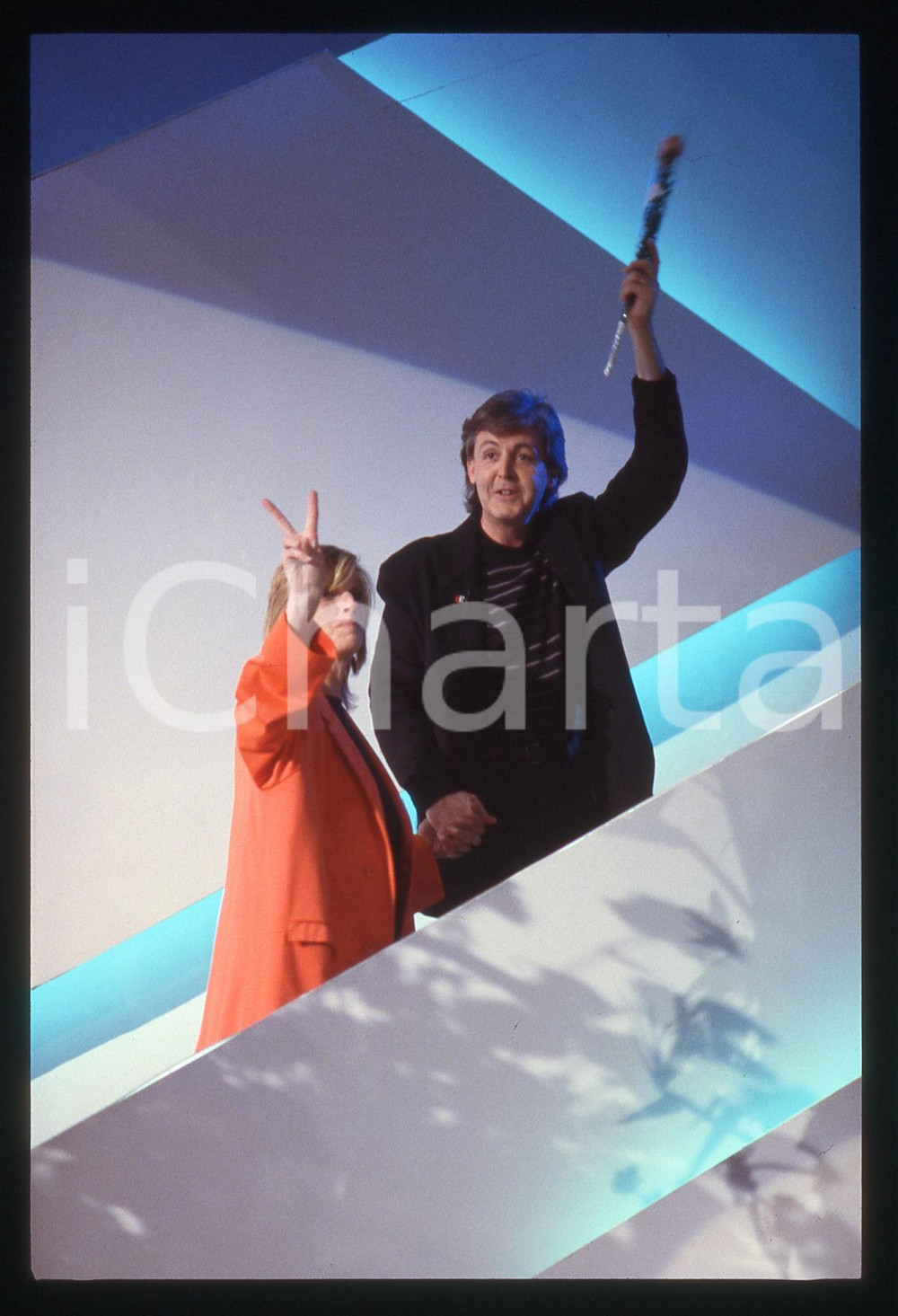 35mm vintage slide* 1990ca MUSICA Linda e Paul MCCARTNEY salutano i fans (1)