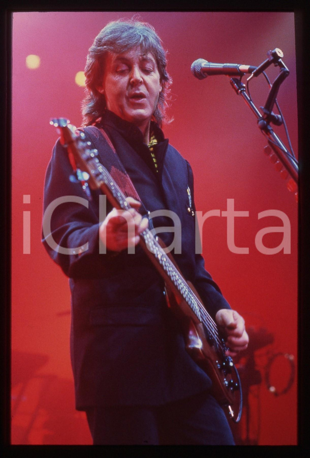 35mm vintage slide* 1990ca MUSICA Paul MCCARTNEY durante un'esibizione (1)