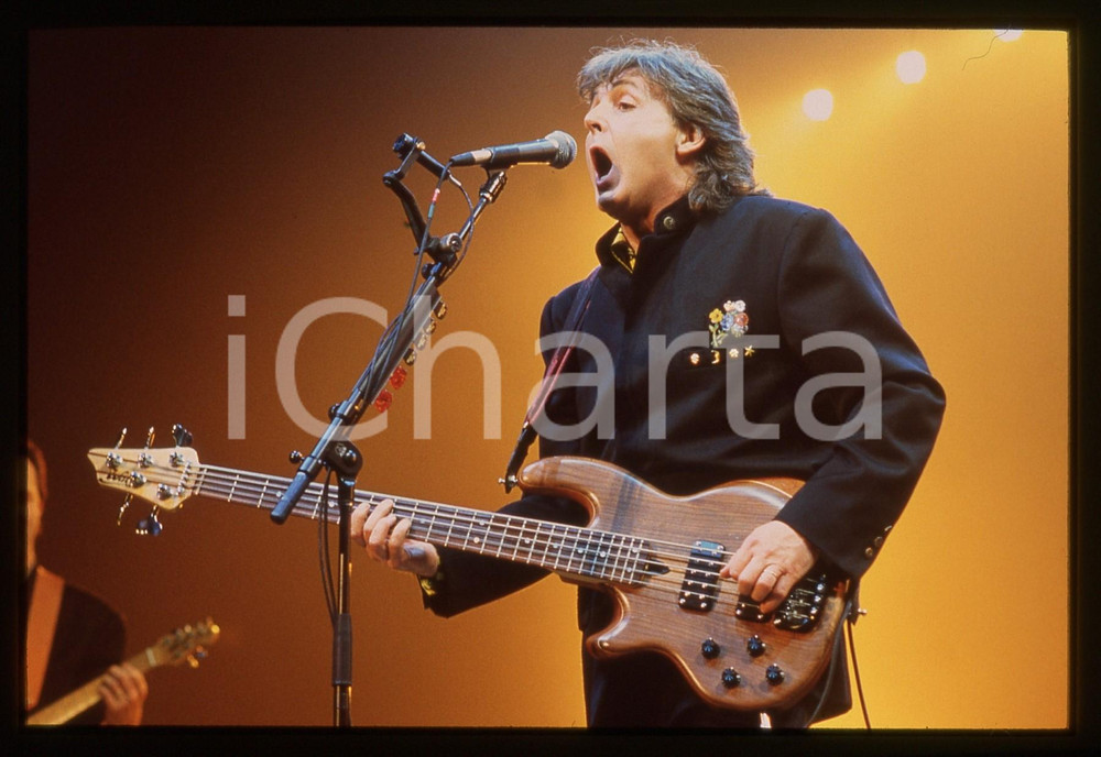 35mm vintage slide* 1990ca MUSICA Paul MCCARTNEY durante un'esibizione (2)