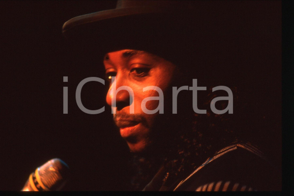 35mm vintage slide* 1990ca  MUSICA -  Deon ESTUS durante un'esibizione (2)