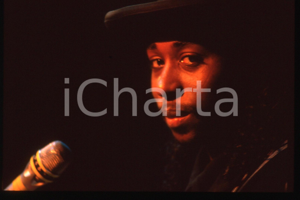 35mm vintage slide* 1990ca  MUSICA -  Deon ESTUS durante un'esibizione (6)