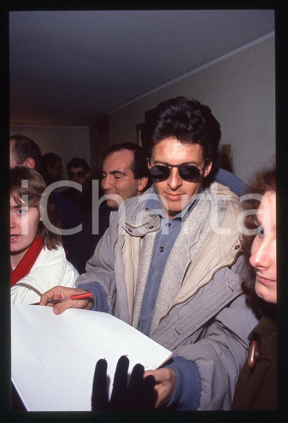 35mm vintage slide* 1985ca MUSICA Claudio BAGLIONI firma autografi ai fan (1)
