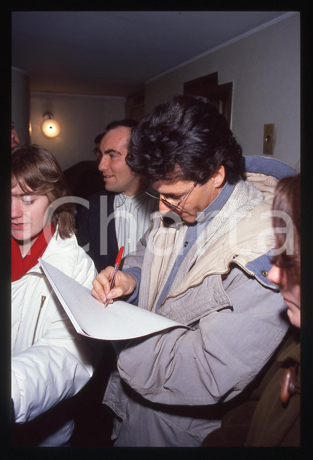 35mm vintage slide* 1985ca MUSICA Claudio BAGLIONI firma autografi ai fan (6)