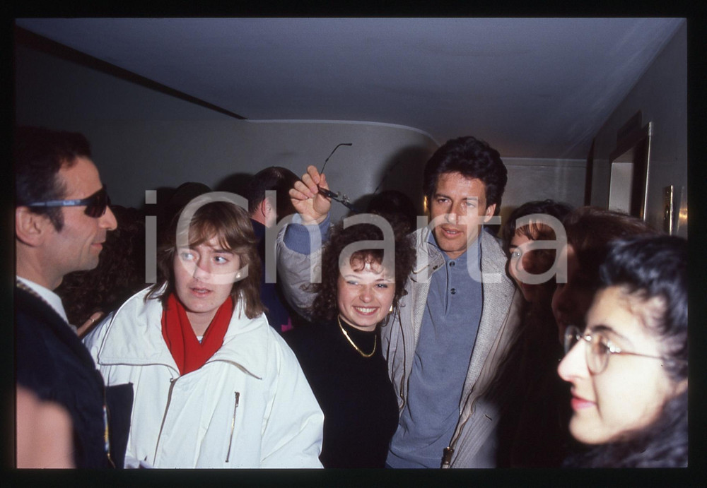 35mm vintage slide* 1985ca ITALIA MUSICA Claudio BAGLIONI circondato dalle fan