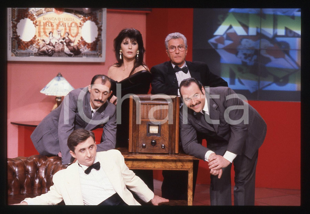 35mm vintage slide* 1990 RAI 2 Claudia MORI Pino CARUSO conducono Dudu Dudù 2 Nella diapositiva compaiono anche Stefano Bicocchi in arte Vito ed i Gemelli Ruggeri (Eraldo Turra, Luciano Manzalini) Diapositiva d'epoca, in formato 35 mm. CONDIZIONI: GOODE' severamente vietata la riproduzione. Tutti i diritti sono riservati. ICharta mette in vendita, sul negozio eBay e in esclusiva sul sito "icharta" il proprio archivio composto da numerose diapositive e negativi fotografici d'epoca, tutti originali e autentici, che attraversano la storia del costume italiano tra gli la fine degli anni Sessanta e Novanta.Si tratta di uno sguardo inedito sull'attualit&agrave;, la politica, la vita quotidiana, il gossip e la cultura, che fotografa il cambiamento della nazione in quest'ultimo scorcio del XX secolo. Un'occasione unica per il mercato del collezionismo, che vede finalmente disponibile un archivio eccezionale per vastit&agrave;, tematiche e condizioni, in un settore (il negativo fotografico e la diapositiva) di assoluta novit&agrave; e dalle interessanti prospettive di investimento.  originale e autentica 1