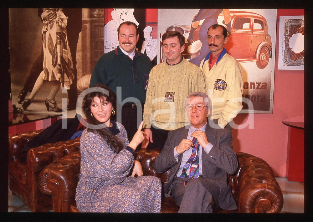 35mm vintage slide*1990 RAI 2 Claudia MORI Pino CARUSO Gemelli Ruggeri Dudu Dudù Nella diapositiva compaiono anche Stefano Bicocchi in arte Vito ed i  (Eraldo Turra, Luciano Manzalini) Diapositiva d'epoca, in formato 35 mm. CONDIZIONI: GOODE' severamente vietata la riproduzione. Tutti i diritti sono riservati. ICharta mette in vendita, sul negozio eBay e in esclusiva sul sito "icharta" il proprio archivio composto da numerose diapositive e negativi fotografici d'epoca, tutti originali e autentici, che attraversano la storia del costume italiano tra gli la fine degli anni Sessanta e Novanta.Si tratta di uno sguardo inedito sull'attualit&agrave;, la politica, la vita quotidiana, il gossip e la cultura, che fotografa il cambiamento della nazione in quest'ultimo scorcio del XX secolo. Un'occasione unica per il mercato del collezionismo, che vede finalmente disponibile un archivio eccezionale per vastit&agrave;, tematiche e condizioni, in un settore (il negativo fotografico e la diapositiva) di assoluta novit&agrave; e dalle interessanti prospettive di investimento.  originale e autentica 1