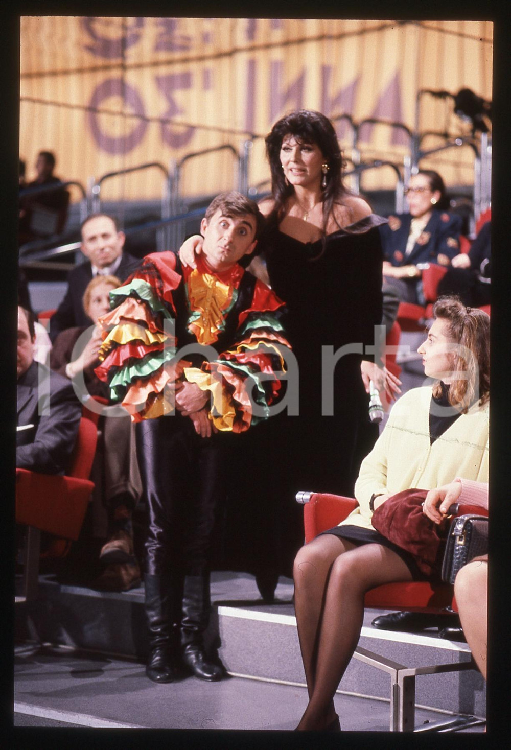35mm vintage slide* 1990 RAI 2 Claudia MORI VITO Stefano BICOCCHI Dudu Dudù 1 Diapositiva d'epoca, in formato 35 mm. CONDIZIONI: GOODE' severamente vietata la riproduzione. Tutti i diritti sono riservati. ICharta mette in vendita, sul negozio eBay e in esclusiva sul sito "icharta" il proprio archivio composto da numerose diapositive e negativi fotografici d'epoca, tutti originali e autentici, che attraversano la storia del costume italiano tra gli la fine degli anni Sessanta e Novanta.Si tratta di uno sguardo inedito sull'attualit&agrave;, la politica, la vita quotidiana, il gossip e la cultura, che fotografa il cambiamento della nazione in quest'ultimo scorcio del XX secolo. Un'occasione unica per il mercato del collezionismo, che vede finalmente disponibile un archivio eccezionale per vastit&agrave;, tematiche e condizioni, in un settore (il negativo fotografico e la diapositiva) di assoluta novit&agrave; e dalle interessanti prospettive di investimento.  originale e autentica 1