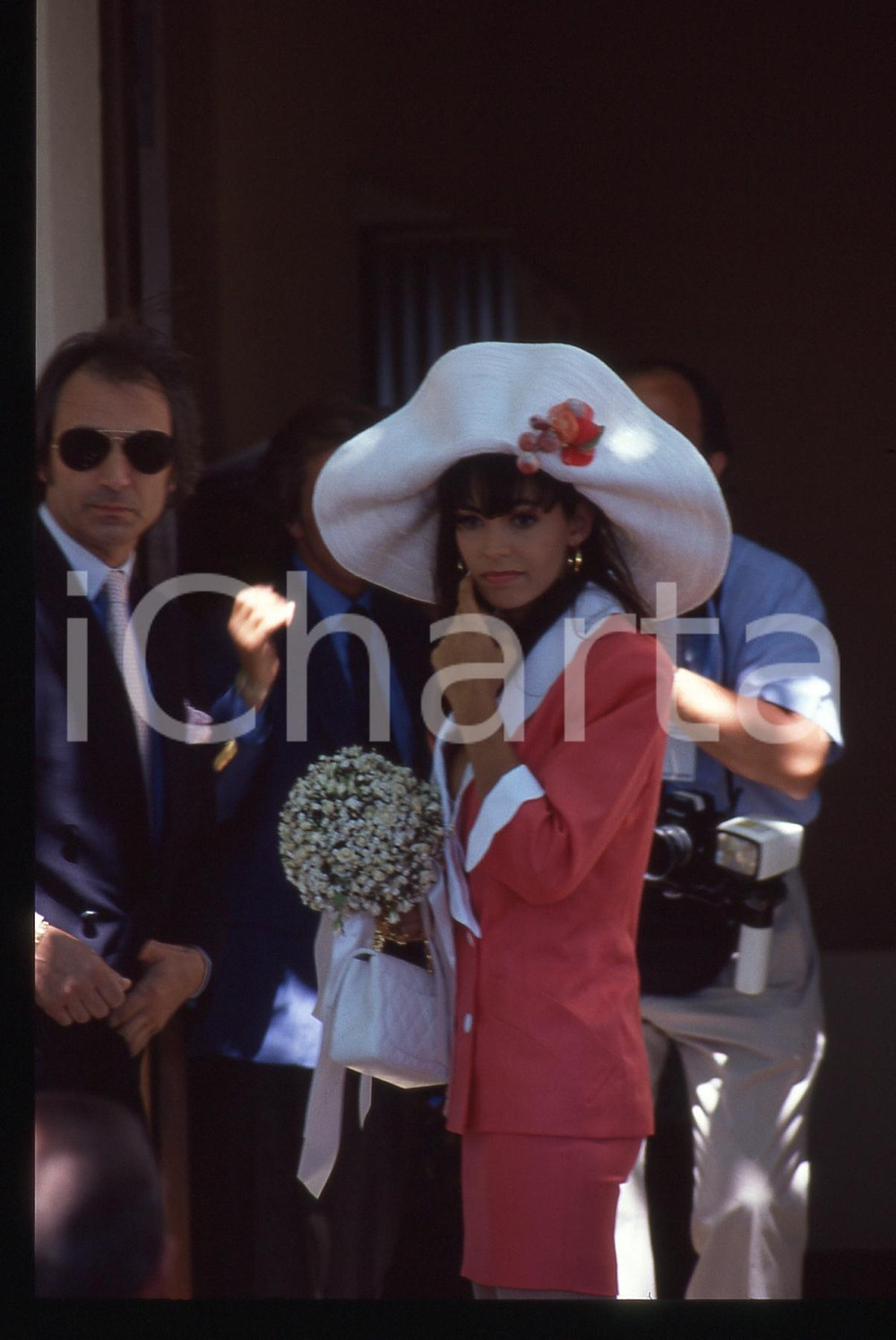 35mm vintage slide* 1990 RAMATUELLE Adeline BLONDIEAU il giorno delle nozze (1) La diapositiva si riferisce al matrimonio tra Adeline Blondieau e Johnny HallydayDiapositiva d'epoca, in formato 35 mm. CONDIZIONI: GOODE' severamente vietata la riproduzione. Tutti i diritti sono riservati. ICharta mette in vendita, sul negozio eBay e in esclusiva sul sito "icharta" il proprio archivio composto da numerose diapositive e negativi fotografici d'epoca, tutti originali e autentici, che attraversano la storia del costume italiano tra gli la fine degli anni Sessanta e Novanta.Si tratta di uno sguardo inedito sull'attualit&agrave;, la politica, la vita quotidiana, il gossip e la cultura, che fotografa il cambiamento della nazione in quest'ultimo scorcio del XX secolo. Un'occasione unica per il mercato del collezionismo, che vede finalmente disponibile un archivio eccezionale per vastit&agrave;, tematiche e condizioni, in un settore (il negativo fotografico e la diapositiva) di assoluta novit&agrave; e dalle interessanti prospettive di investimento.  originale e autentica 1