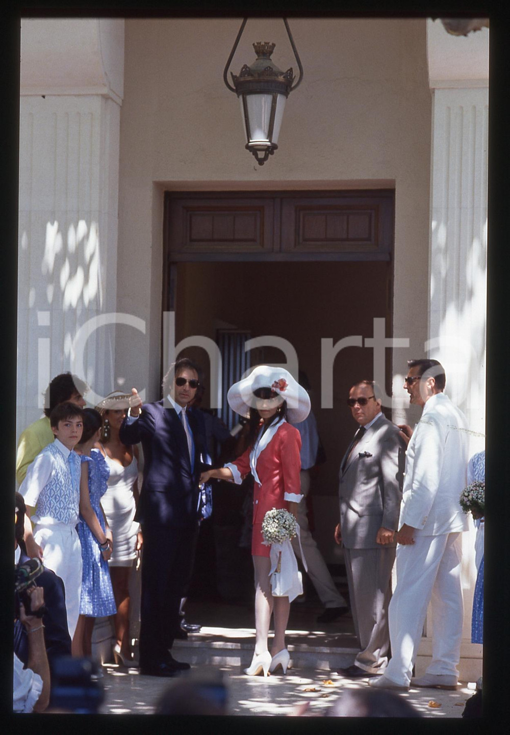 35mm vintage slide* 1990 RAMATUELLE Adeline BLONDIEAU il giorno delle nozze (3) La diapositiva si riferisce al matrimonio tra Adeline Blondieau e Johnny HallydayDiapositiva d'epoca, in formato 35 mm. CONDIZIONI: GOODE' severamente vietata la riproduzione. Tutti i diritti sono riservati. ICharta mette in vendita, sul negozio eBay e in esclusiva sul sito "icharta" il proprio archivio composto da numerose diapositive e negativi fotografici d'epoca, tutti originali e autentici, che attraversano la storia del costume italiano tra gli la fine degli anni Sessanta e Novanta.Si tratta di uno sguardo inedito sull'attualit&agrave;, la politica, la vita quotidiana, il gossip e la cultura, che fotografa il cambiamento della nazione in quest'ultimo scorcio del XX secolo. Un'occasione unica per il mercato del collezionismo, che vede finalmente disponibile un archivio eccezionale per vastit&agrave;, tematiche e condizioni, in un settore (il negativo fotografico e la diapositiva) di assoluta novit&agrave; e dalle interessanti prospettive di investimento.  originale e autentica 1
