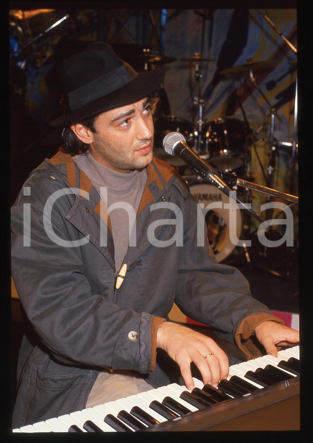 35mm vintage slide* 1990ca MUSiCA Luca CARBONI durante soundcheck Ritratto (1) Diapositiva d'epoca, in formato 35 mm. CONDIZIONI: GOODE' severamente vietata la riproduzione. Tutti i diritti sono riservati. ICharta mette in vendita, sul negozio eBay e in esclusiva sul sito "icharta" il proprio archivio composto da numerose diapositive e negativi fotografici d'epoca, tutti originali e autentici, che attraversano la storia del costume italiano tra gli la fine degli anni Sessanta e Novanta.Si tratta di uno sguardo inedito sull'attualit&agrave;, la politica, la vita quotidiana, il gossip e la cultura, che fotografa il cambiamento della nazione in quest'ultimo scorcio del XX secolo. Un'occasione unica per il mercato del collezionismo, che vede finalmente disponibile un archivio eccezionale per vastit&agrave;, tematiche e condizioni, in un settore (il negativo fotografico e la diapositiva) di assoluta novit&agrave; e dalle interessanti prospettive di investimento.  originale e autentica 1