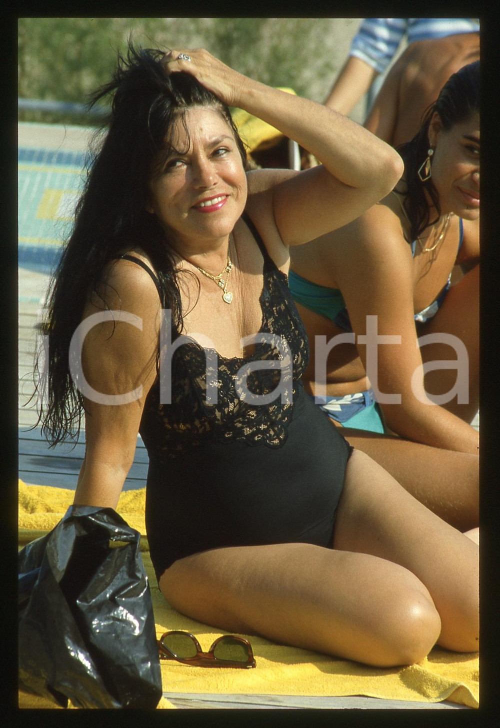 35mm vintage slide* 1985 VENEZIA Berta DOMÍNGUEZ prende il sole al Lido (13)