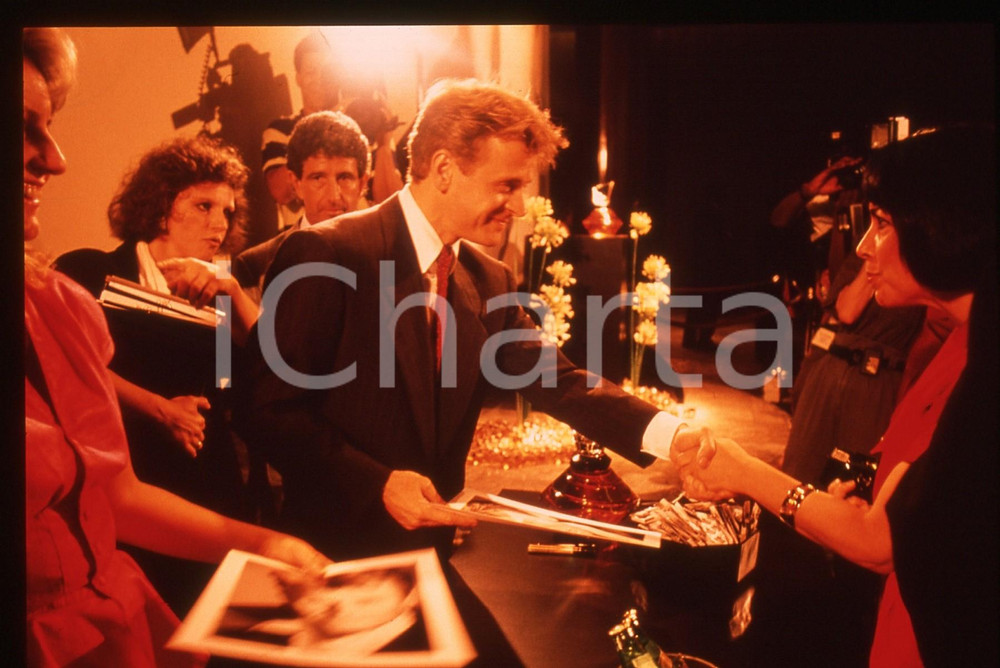 35mm vintage slide* 1993 MILANO Mikhail BARYSHNIKOV saluta i giornalisti (1)