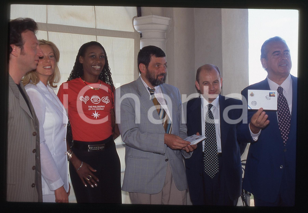 35mm vintage slide* 1996 Vittorio SALVETTI presenta francobollo FESTIVALBAR (3)