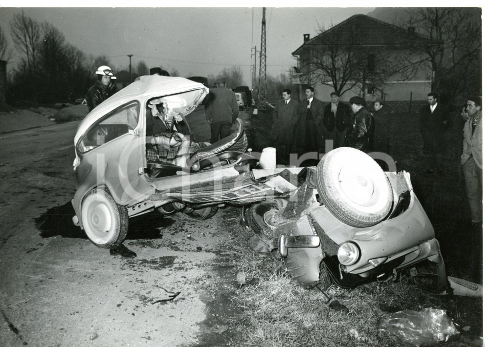 1960 CHIUSA SAN MICHELE (TO) Auto distrutta dopo grave incidente stradale *Foto 