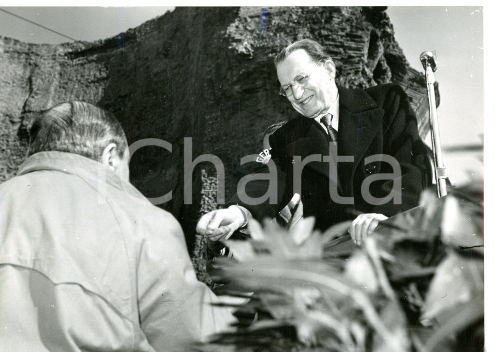 1953 ROMA Alcide DE GASPERI durante cerimonia di consegna macchine agricole 