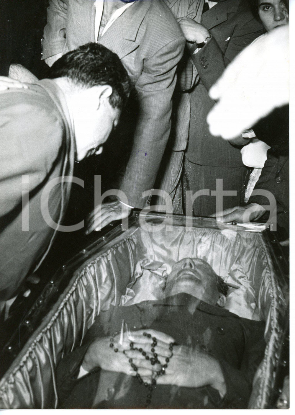 1954 ROMA Chiesa del Gesù - Folla rende omaggio alla salma di Alcide DE GASPERI