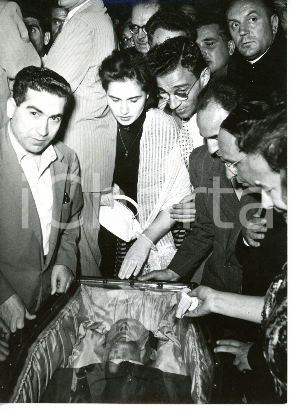1954 ROMA Chiesa del Gesù - Folla rende omaggio a salma di Alcide DE GASPERI