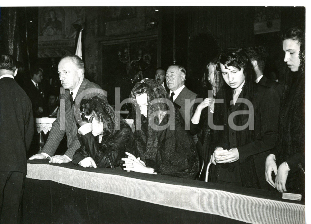 1954 ROMA Chiesa del Gesù - I familiari ai funerali di Alcide DE GASPERI *Foto