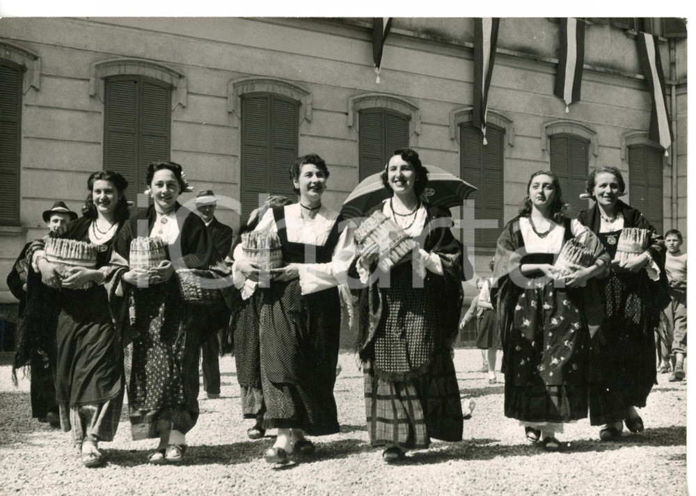 1960 ca CANTELLO (VA) Sagra degli asparagi - Donne in costume tradizionale FOTO