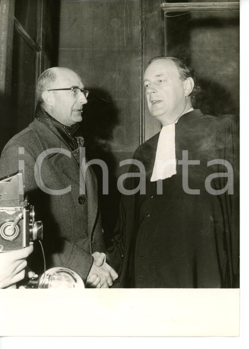 Fotografia d epoca originale 1960 PARIS ProcÃ¨s des Barricades  Alain DE SERIGNY  Jacques ISORNI Foto 13x18 1