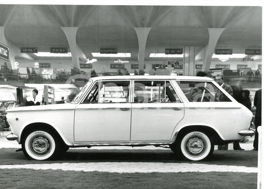 1961 TORINO Salone dell'auto - FIAT 1300 FAMILIARE in esposizione *Foto 18x13 cm