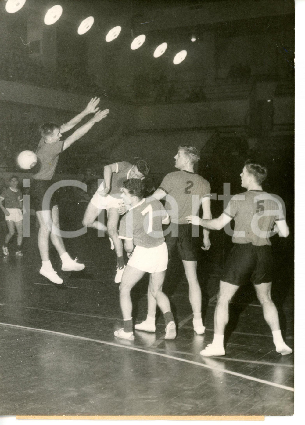 1960 PARIS - PALLAMANO Goeppigen-Aarhus 18-13 - Una fase della partita *Foto