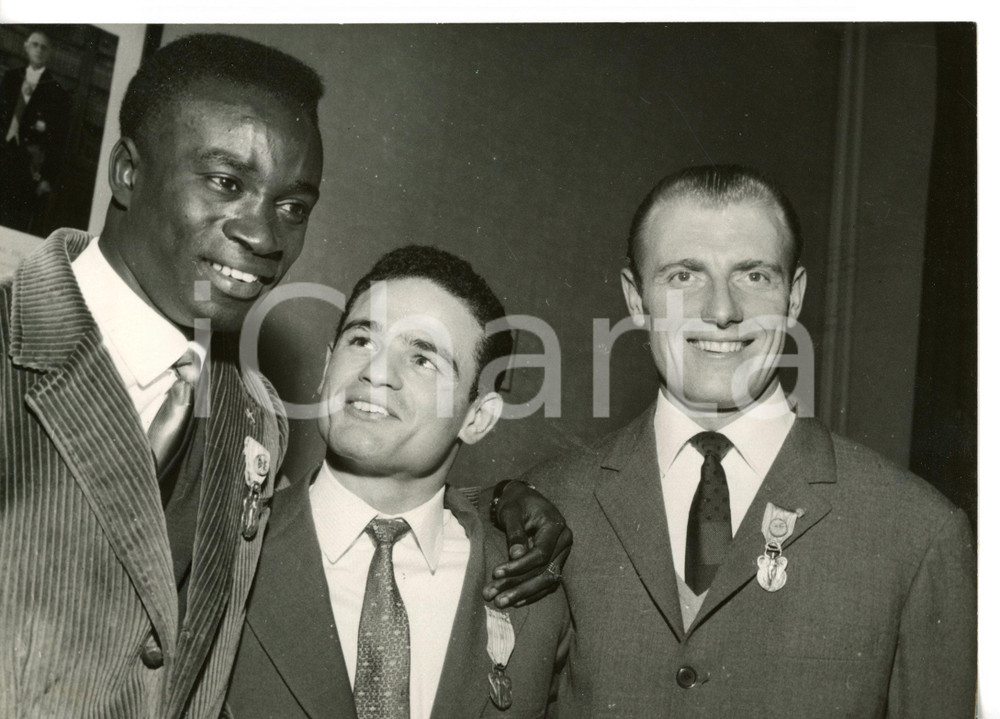 Fotografia d epoca originale 1959 PARIS Abdoulaye SEYE Alphonse HALIMI AndrÃ© DARRIGADE ricevono onorificenza 1