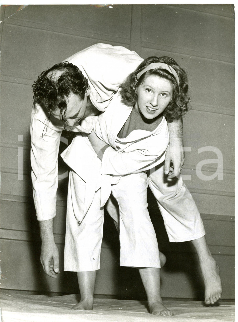 1959 HAYES Pinkwell Judo Club - Sally STONE lifting Dereck WARNE *Photo 15x20