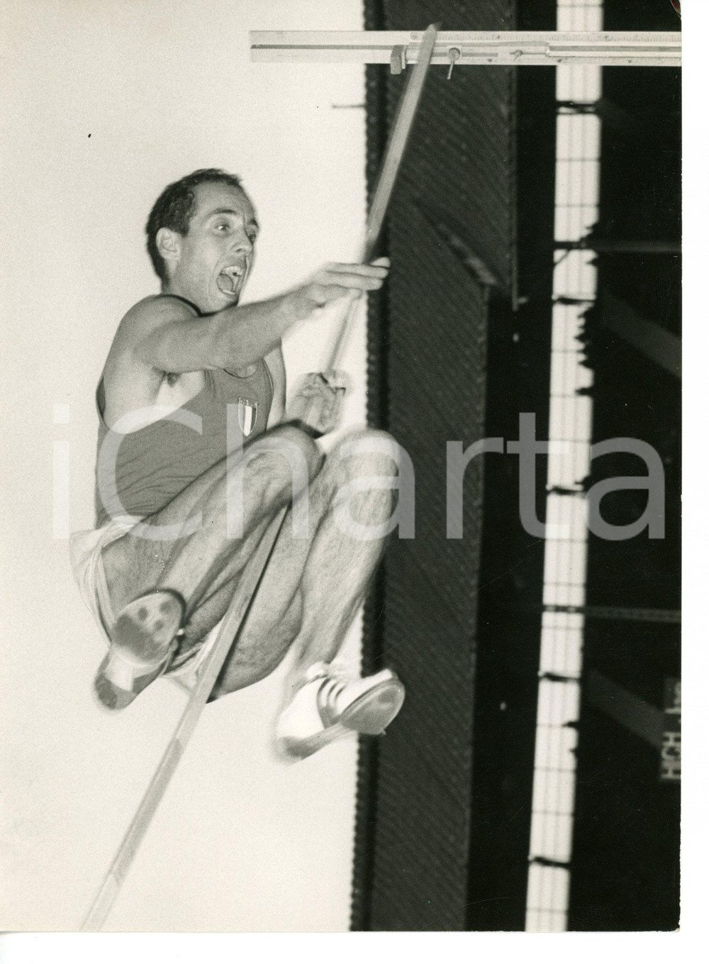 1960 LONDON Amatheur athletic association HIGH JUMP - CORDOVANI durante la gara Fotografia d'epoca con didascalia coeva al verso.  CONDIZIONI: G CONDIZIONI: 15x20 cm    originale e autentica 1