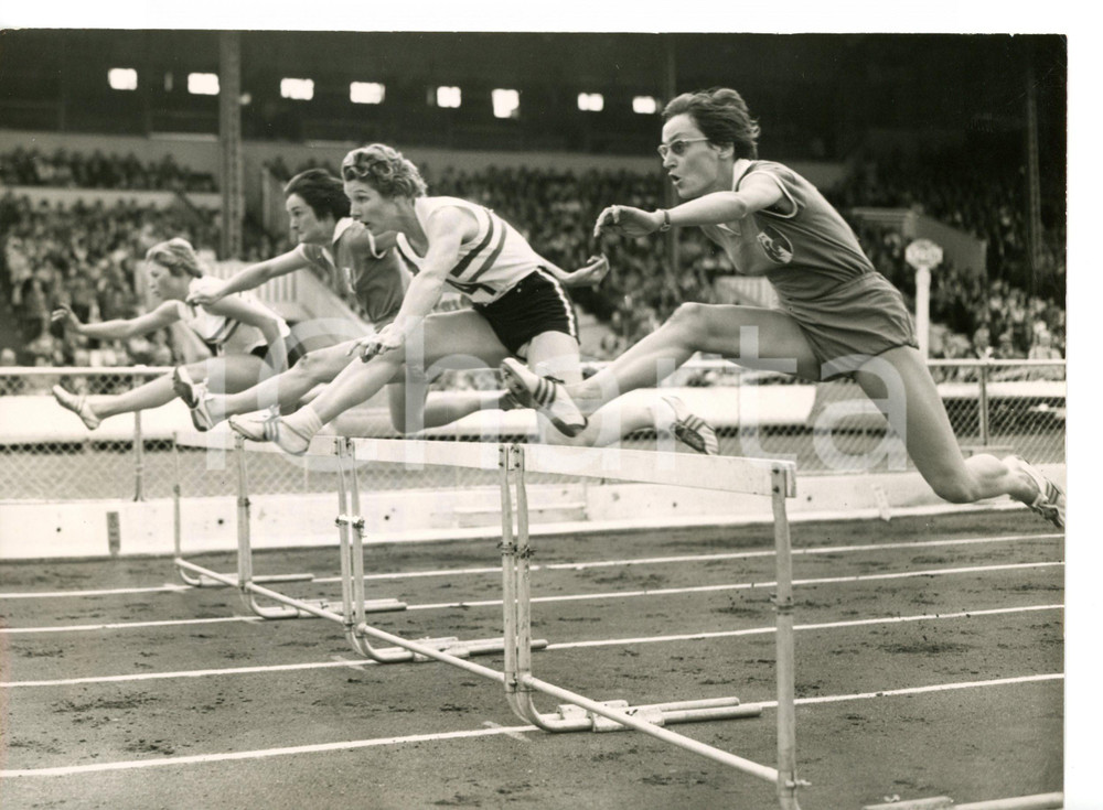 1960 LONDON International Athletics Match - Mary BIGNAL and Carole QUINTON *Foto