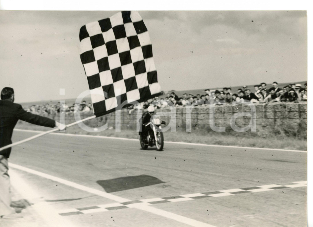 1954 REIMS - GP MOTOCICLISTICO DI FRANCIA Arrivo di Pierre MONNERET su GILERA 