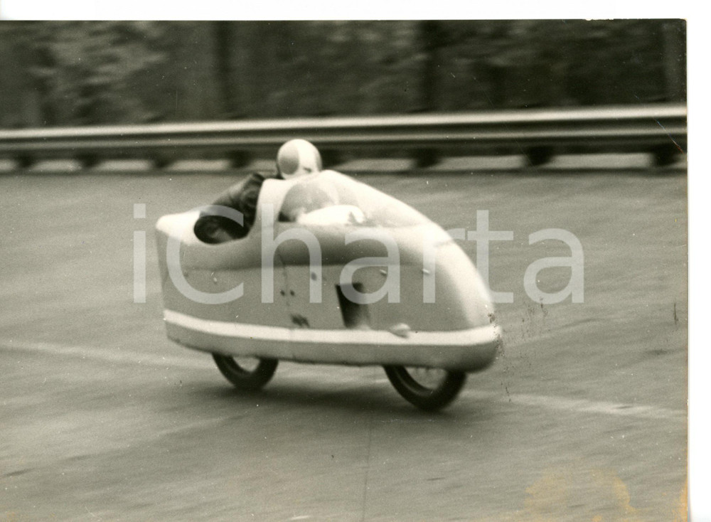1957 MONZA - MOTOCICLISMO Passaggio di un pilota su moto BIANCHI *Foto 18x13 cm