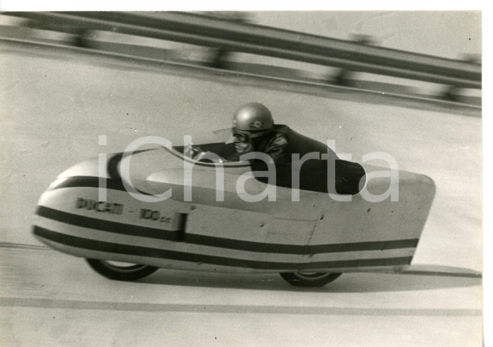 1956 MONZA MOTOCICLISMO - DUCATI 100 cc stabilisce record di categoria *Foto Fotografia d'epoca con didascalia coeva al verso.  CONDIZIONI: FAIR (minima ondulatura e bassa qualit&agrave; di stampa) CONDIZIONI: 18x13 cm    originale e autentica 1