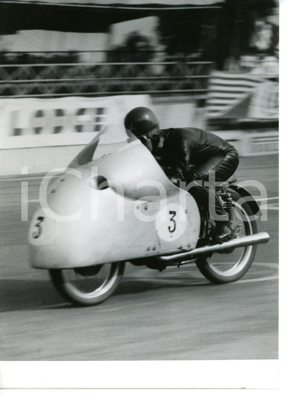 1954 MONZA Prove GP DELLE NAZIONI - Passaggio di Angelo COPETA su MV AGUSTA  Fotografia d'epoca con didascalia coeva al verso.  CONDIZIONI: FAIR (lieve ondulatura al margine sinistro) CONDIZIONI: 13x18 cm    originale e autentica 1