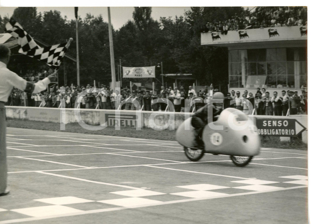1954 MONZA - GP DELLE NAZIONI Classe 125 - Guido SALA taglia il traguardo *Foto Fotografia d'epoca con didascalia coeva al verso.  CONDIZIONI: G (ma lievi sovraimpressioni) CONDIZIONI: 18x13 cm    originale e autentica 1