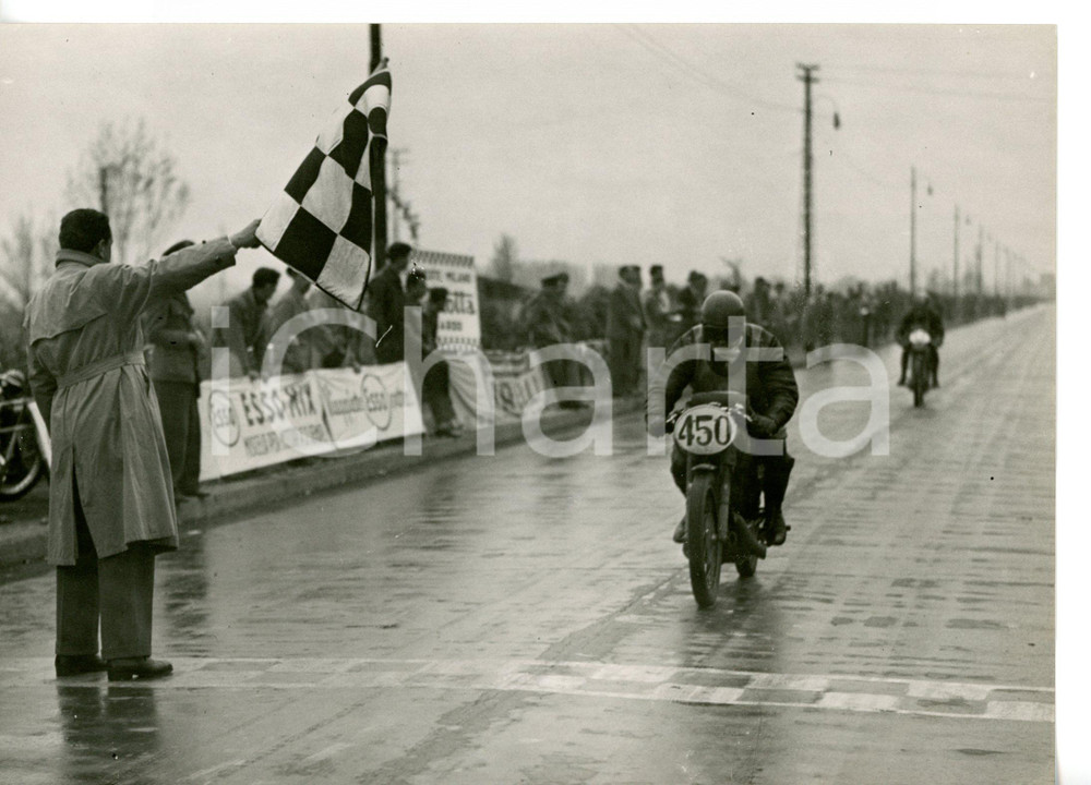 1955 ca GIRO D'ITALIA MOTOCICLISTICO Remo VENTURI su MV AGUSTA al traguardo FOTO