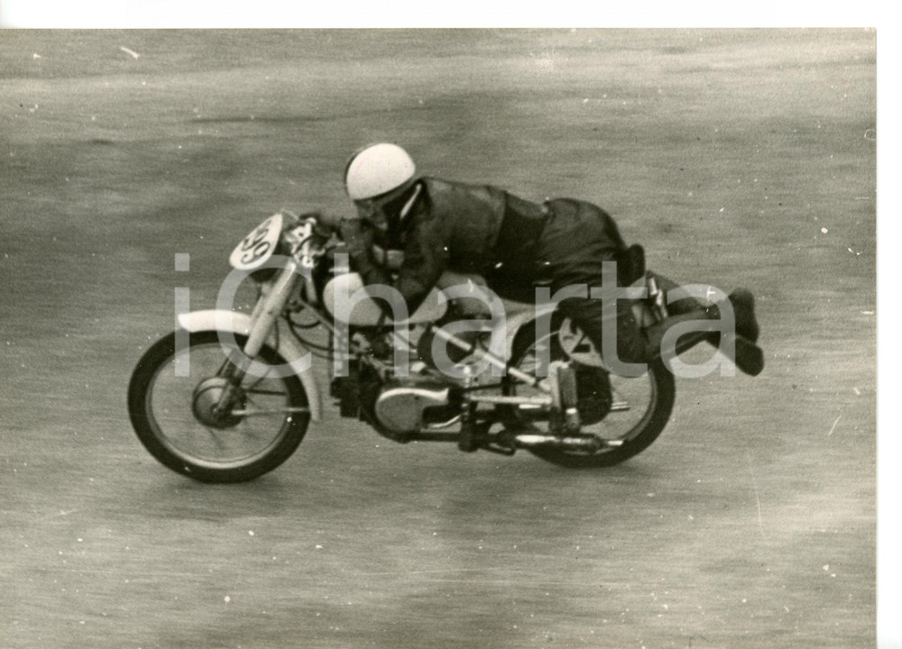 1955 ca GIRO MOTOCICLISTICO D'ITALIA Acrobazia di Roberto VIGORITO su moto RUMI