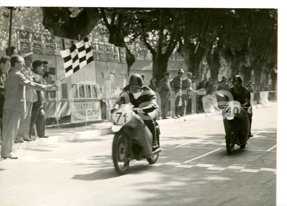 1954 CODOGNO - MOTOCICLISMO Alano MONTANARI e Duilio AGOSTINI al traguardo Foto