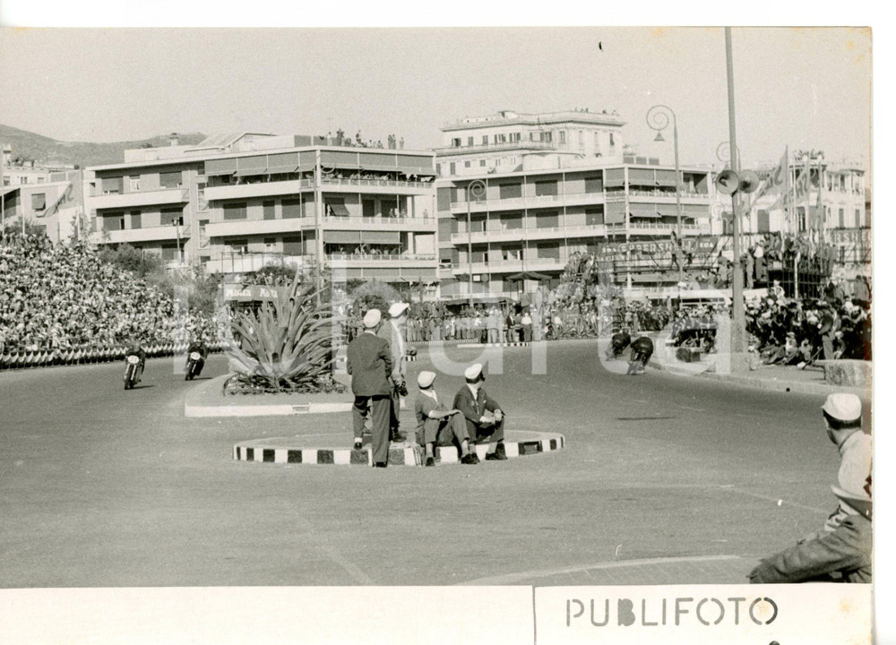 1955 GENOVA Corso Italia - COPPA SHELL Folla di curiosi al passaggio delle moto