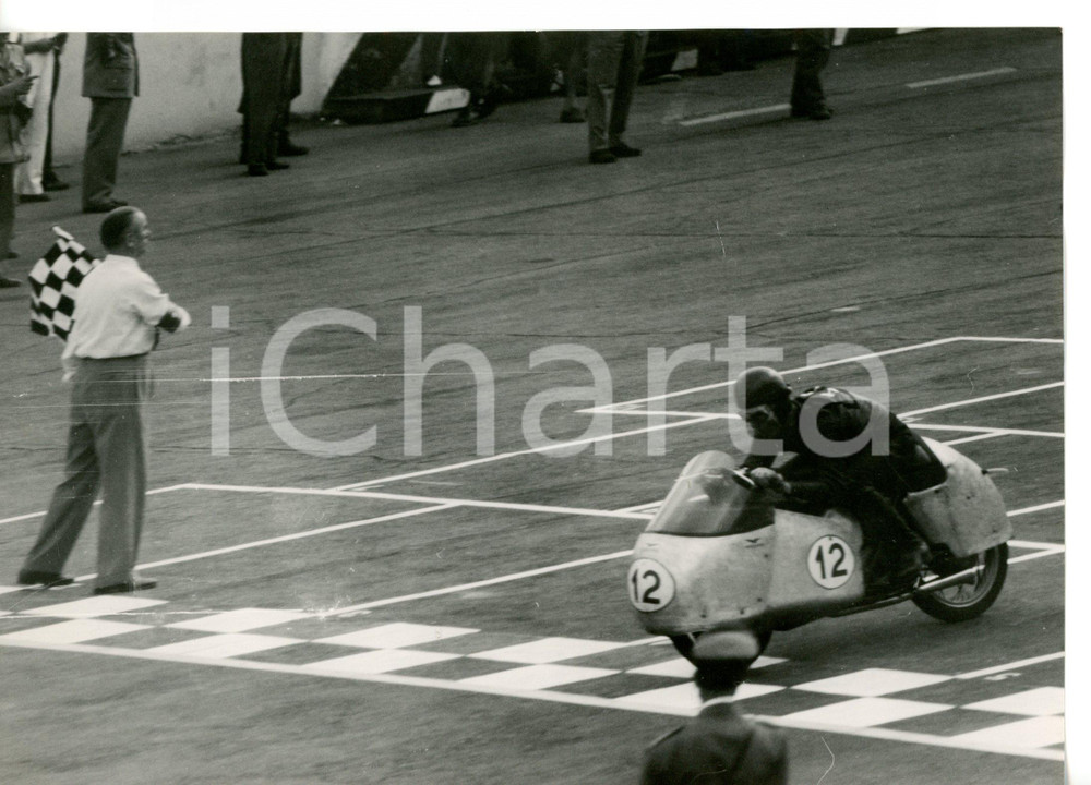 1954 MONZA - GP DELLE NAZIONI Fergus ANDERSON su NSU taglia il traguardo *Foto