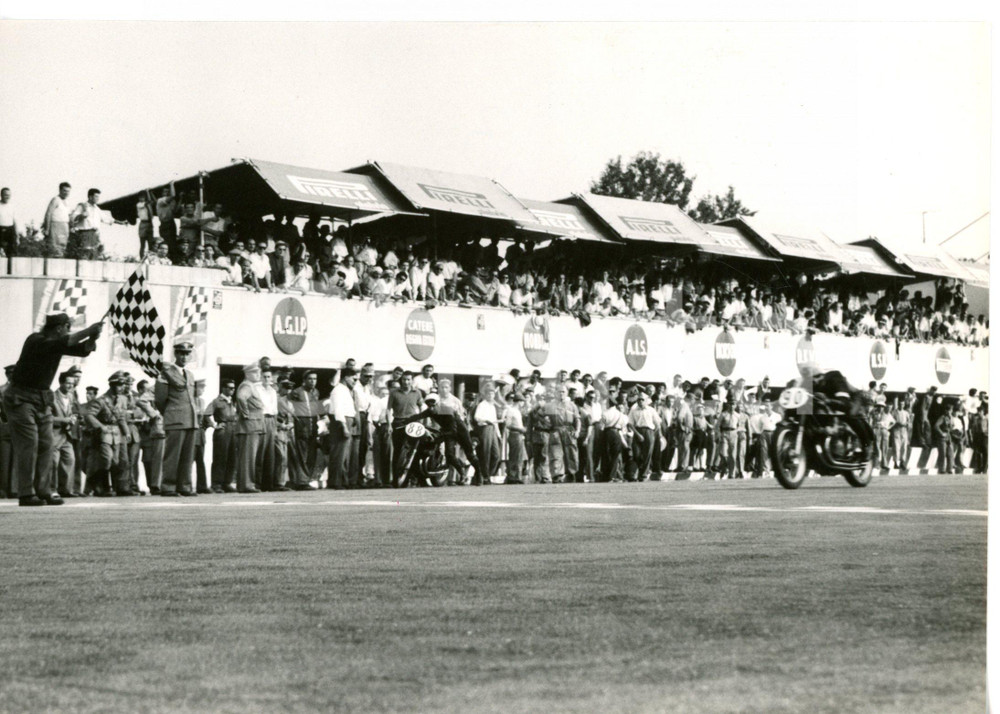 1954 MONZA - GP DELLE NAZIONI Geoff DUKE su GILERA taglia il traguardo Foto