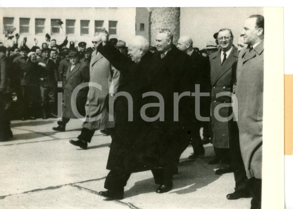 1958 BUDAPEST Nikita CHRUSCEV con delegazione sovietica accolto dalla folla
